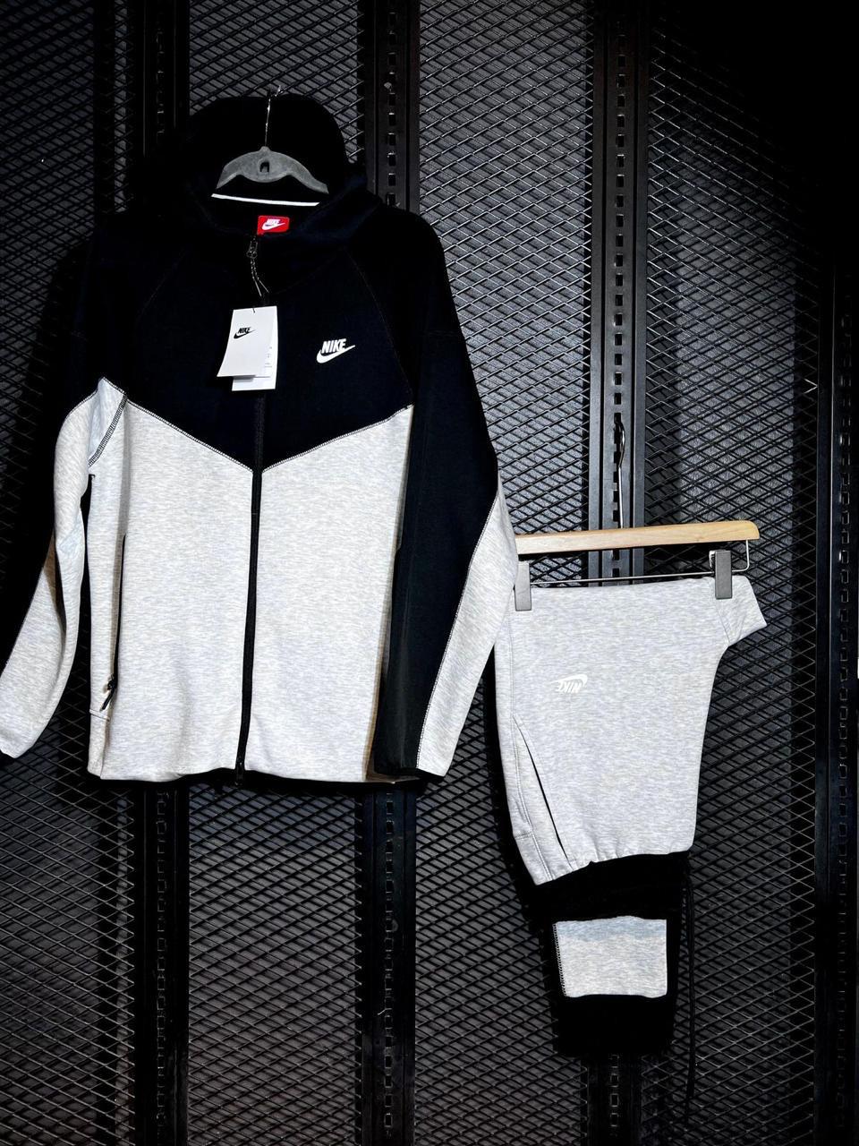 Nike Tech Fleece "black/Grey"